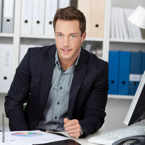 Photo: junger mann im büro junger mann im büro