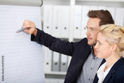Photo: geschäftsleute arbeiten am flipchart geschäftsleute arbeiten am flipchart