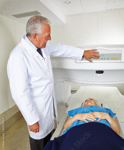 Photo: Arzt und Patient bei Magnetresonanztomographie Arzt und Patient bei Magnetresonanztomographie