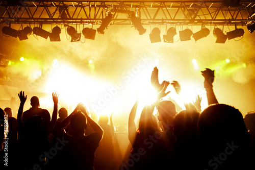 Photo: Jubelnde Konzertbesucher auf Rock-Konzert Jubelnde Konzertbesucher auf Rock-Konzert
