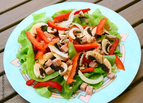 Photo: assiette crudité,tomate,salade,champignon,poivron assiette crudité,tomate,salade,champignon,poivron