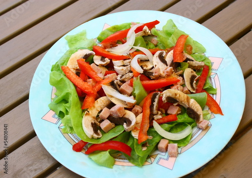 Photo: assiette crudité,tomate,salade,champignon,poivron assiette crudité,tomate,salade,champignon,poivron