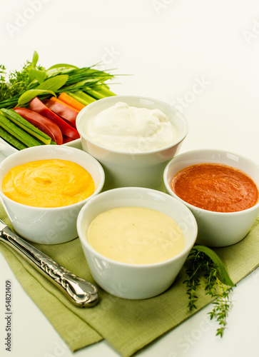 Photo: Dips mit Gemüsesticks und Kräutern Dips mit Gemüsesticks und Kräutern