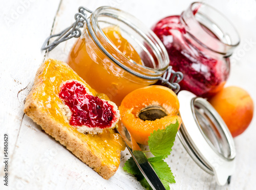 Photo: Sommer-Genuss: Brot mit Aprikosen- und Himbeermarmelade Sommer-Genuss: Brot mit Aprikosen- und Himbeermarmelade
