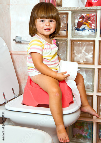 Photo: bambina seduta sul vasino bambina seduta sul vasino
