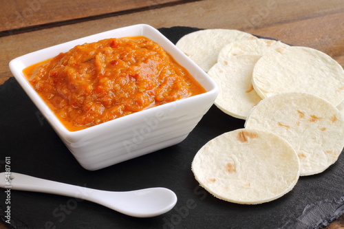Photo: Salsa de verduras con pan de pita, ajvar Salsa de verduras con pan de pita, ajvar