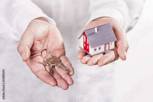 Photo: Hände mit Modellhaus und Schlüssel Hände mit Modellhaus und Schlüssel