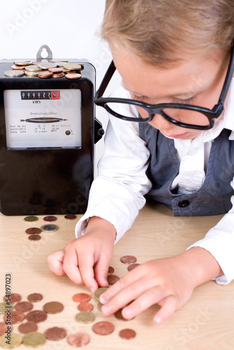 Photo: Kleriner Junge zählt Strompreise Kleriner Junge zählt Strompreise