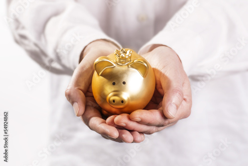 Photo: Goldenes Sparschwein wird auf Händen getragen Goldenes Sparschwein wird auf Händen getragen