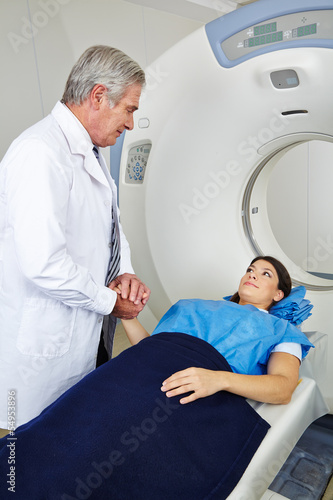 Photo: Arzt und Patient bei Computertomographie Arzt und Patient bei Computertomographie