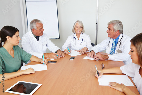 Photo: Team-Meeting von Ärzten Team-Meeting von Ärzten