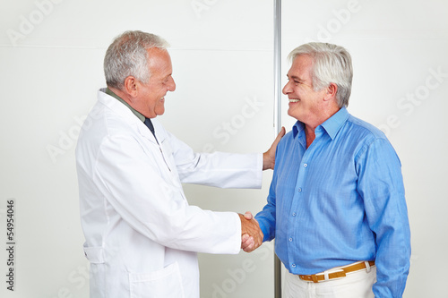 Photo: Arzt und Patient machen Handschlag Arzt und Patient machen Handschlag
