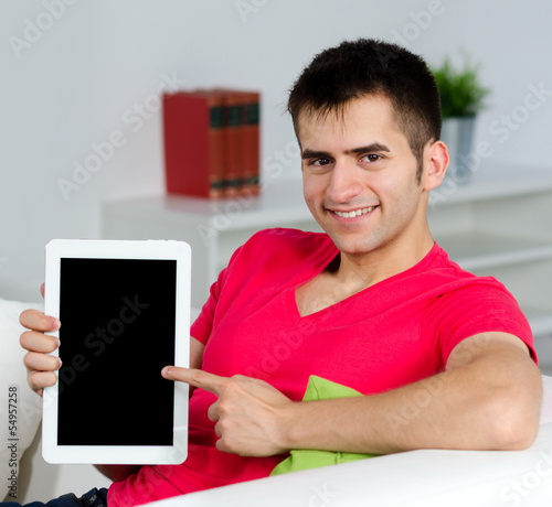 Photo: mann zeigt hinweisend auf tablet mann zeigt hinweisend auf tablet
