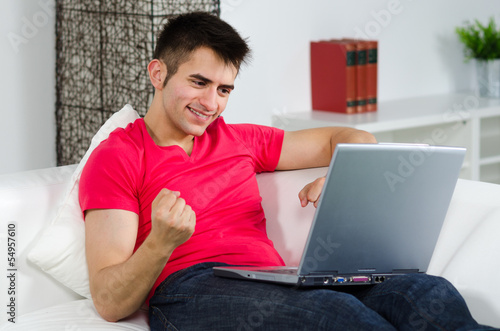 Photo: begeisterter mann am laptop begeisterter mann am laptop