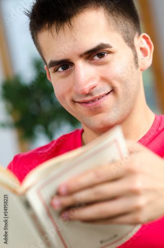 Photo: lächelnder mann liest ein buch lächelnder mann liest ein buch