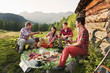 Foto: Österreich, Salzburger Land, Männer und Frauen, Picknick in der Nähe von Hütte bei Sonnenuntergang Österreich, Salzburger Land, Männer und Frauen, Picknick in der Nähe von Hütte bei Sonnenuntergang