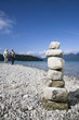 Foto: Deutschland, Bayern, Walchensee, älteres Paar auf einem Spaziergang, Stein-Pyramide im Vordergrund Deutschland, Bayern, Walchensee, älteres Paar auf einem Spaziergang, Stein-Pyramide im Vordergrund