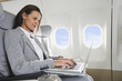 Photo: Deutschland, Bayern, München, Mitte Erwachsener Geschäftsfrau mit Laptop in der Business Class Flugzeugkabine Deutschland, Bayern, München, Mitte Erwachsener Geschäftsfrau mit Laptop in der Business Class Flugzeugkabine