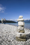 Photo: Deutschland, Bayern, Walchensee, älteres Paar auf einem Spaziergang, Stein-Pyramide im Vordergrund Deutschland, Bayern, Walchensee, älteres Paar auf einem Spaziergang, Stein-Pyramide im Vordergrund