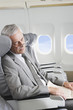 Photo: Deutschland, Bayern, München, Älterer Geschäftsmann, Schlafen in der Business Class Flugzeugkabine Deutschland, Bayern, München, Älterer Geschäftsmann, Schlafen in der Business Class Flugzeugkabine