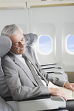 Photo: Deutschland, Bayern, München, Älterer Geschäftsmann, Schlafen in der Business Class Flugzeugkabine Deutschland, Bayern, München, Älterer Geschäftsmann, Schlafen in der Business Class Flugzeugkabine