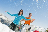 Photo: Österreich, Salzburg Land, Altenmarkt-Zauchensee, Paar mittleren Alters sitzt im Winter im Schnee Österreich, Salzburg Land, Altenmarkt-Zauchensee, Paar mittleren Alters sitzt im Winter im Schnee