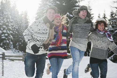 Photo: Österreich, Land Salzburg, Flachau, Junge Leute, die Spaß im Schnee haben Österreich, Land Salzburg, Flachau, Junge Leute, die Spaß im Schnee haben