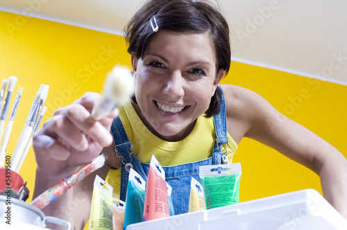 Photo: Frau hält Pinsel Frau hält Pinsel