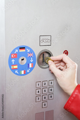 Photo: Deutschland, Bayern, München, Person bei Fahrscheinautomaten in U-Bahn-Station Deutschland, Bayern, München, Person bei Fahrscheinautomaten in U-Bahn-Station