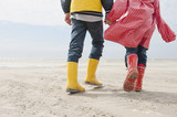 Photo: Deutschland, Nordsee, St.Peter-Ording, Kinder tragen Stiefel und Regenmäntel, zu Fuß am Strand Deutschland, Nordsee, St.Peter-Ording, Kinder tragen Stiefel und Regenmäntel, zu Fuß am Strand