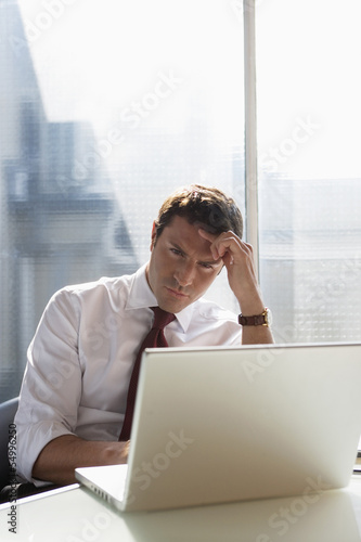 Photo: Geschäftsmann mit einem Laptop, Konzentration Geschäftsmann mit einem Laptop, Konzentration