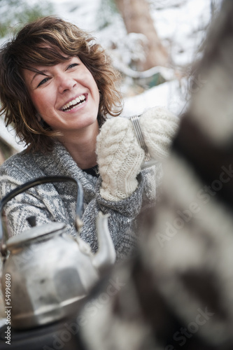 Photo: Österreich, Land Salzburg, Flachau, Winter, Junger Mann und Frau trinken heissen Tee Österreich, Land Salzburg, Flachau, Winter, Junger Mann und Frau trinken heissen Tee