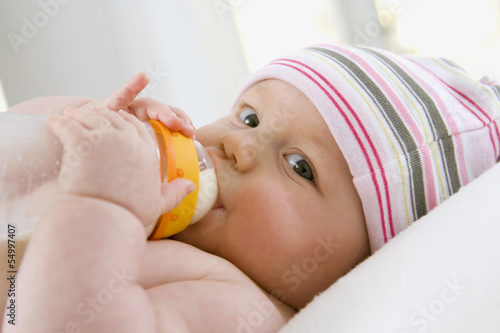Photo: Baby trinkt Milch aus der Flasche Baby trinkt Milch aus der Flasche