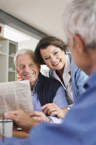 Photo: Deutschland, Leipzig, Senior, Rentner liest Zeitung, Mann und Frau lächeln Deutschland, Leipzig, Senior, Rentner liest Zeitung, Mann und Frau lächeln