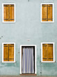 Photo: Italien, Venedig, Burano, Hausfassade, geschlossenen Fensterläden, Haustür mit Vorhang Italien, Venedig, Burano, Hausfassade, geschlossenen Fensterläden, Haustür mit Vorhang