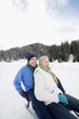 Foto: Italien, Südtirol, Seiseralm, älteres Paar, Senioren Rodeln den Berg hinunter, lachen Italien, Südtirol, Seiseralm, älteres Paar, Senioren Rodeln den Berg hinunter, lachen