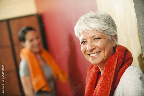 Photo: Zwei Frauen in der Umkleidekabine, Lächeln Zwei Frauen in der Umkleidekabine, Lächeln