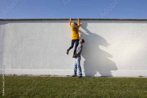 Photo: Deutschland, Bayern, München, Junges Paar Kletterwand Deutschland, Bayern, München, Junges Paar Kletterwand