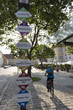 Photo : Österreich, Steiermark, Bad Radkersburg, Erwachsene fahren Fahrrad mit Straßennamen Zeichen Österreich, Steiermark, Bad Radkersburg, Erwachsene fahren Fahrrad mit Straßennamen Zeichen
