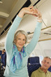 Photo: Deutschland, München, Bayern, Stretching ältere Frau, Seniorin und Mann in der Economy-Klasse Verkehrsflugzeug Deutschland, München, Bayern, Stretching ältere Frau, Seniorin und Mann in der Economy-Klasse Verkehrsflugzeug