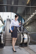 Photo: Deutschland, Bayern, München, Geschäftsleute, in U-Bahnstation, Rolltreppe im Hintergrund Deutschland, Bayern, München, Geschäftsleute, in U-Bahnstation, Rolltreppe im Hintergrund