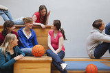Photo : Deutschland, Berlin, Junge und Teenager-Leute sitzen auf Sportgeräten in der Turnhalle Deutschland, Berlin, Junge und Teenager-Leute sitzen auf Sportgeräten in der Turnhalle