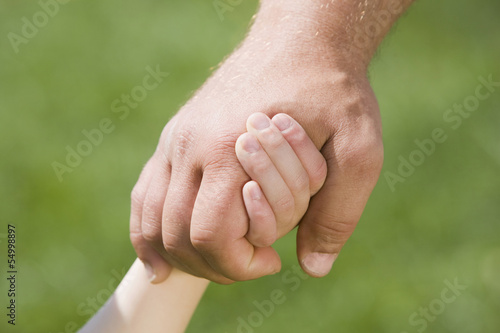 Photo: Deutschland, Bayern, München, Mann und Kind Hand in Hand Deutschland, Bayern, München, Mann und Kind Hand in Hand