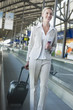 Foto: Deutschland, Leipzig-Halle, Flughafen, Junge Frau mit Koffer auf Transportband, Rollband, Fahrsteig Deutschland, Leipzig-Halle, Flughafen, Junge Frau mit Koffer auf Transportband, Rollband, Fahrsteig
