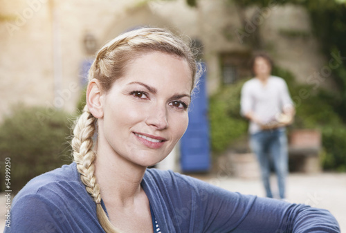 Photo: Italien, Toskana, Magliano, junge Frau und Mann im Hintergrund Italien, Toskana, Magliano, junge Frau und Mann im Hintergrund