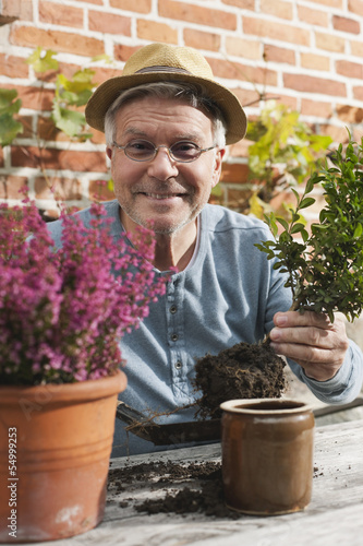 Photo: Deutschland, Kratzeburg, Älterer Mann beim Gärtnern Deutschland, Kratzeburg, Älterer Mann beim Gärtnern