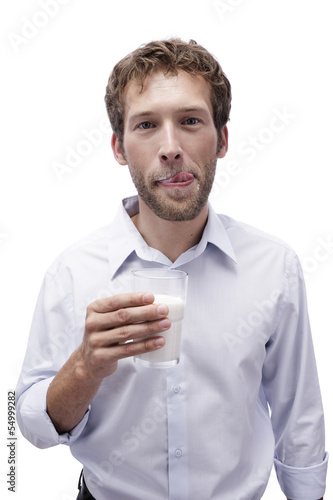 Photo: Junger Mann hält ein Glas Milch Junger Mann hält ein Glas Milch