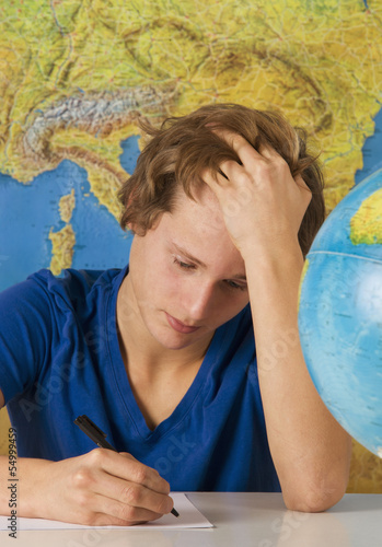 Photo: Teenage Junge mit Globus und Landkarte Teenage Junge mit Globus und Landkarte