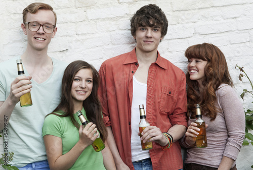 Photo: Deutschland, Berlin, Junge Männer und Frauen mit Bierflaschen Deutschland, Berlin, Junge Männer und Frauen mit Bierflaschen
