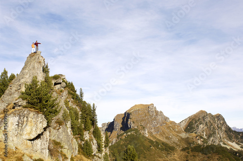 Photo: Paar steht auf dem Gipfel Paar steht auf dem Gipfel